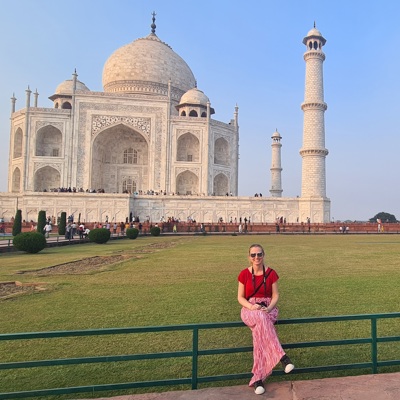 Reiziger poseert voor de Taj Mahal in Agra tijdens groepsrondreis Noord-India Compleet.