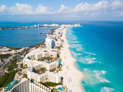 de hotelzone en witte zandstranden van Cancún aan de Caribische kust, Route Mexico dag 1.
