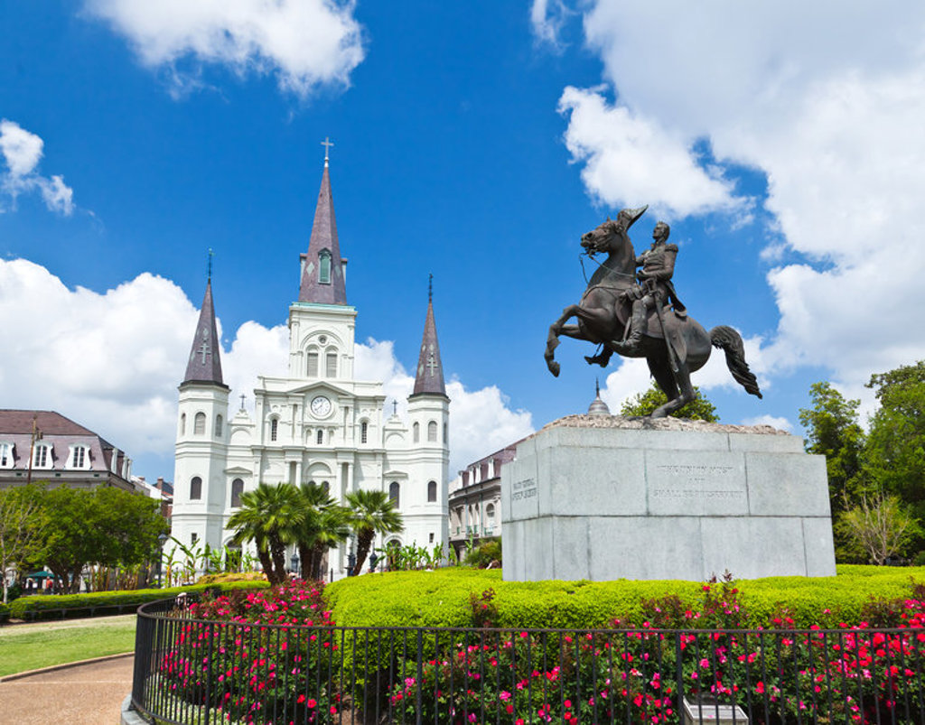 Ruiterstandbeeld van Andrew Jackson bij Jackson Square met St. Louis Cathedral in New Orleans.