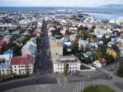 Uitzicht over Reykjavik met kleurrijke huizen en de haven, startpunt van de Route IJsland.