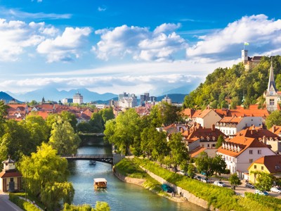 Uitzicht over Ljubljana met de rivier Ljubljanica, rode daken en het kasteel op de heuvel, Slovenië.