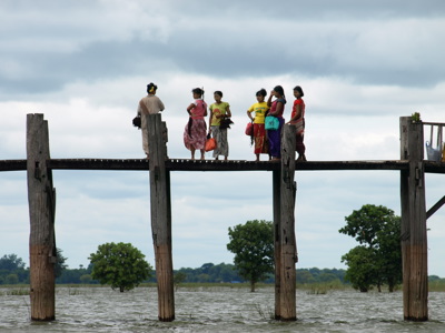 Lokale vrouwen op de houten U Bein-brug bij Amarapura, Myanmar.