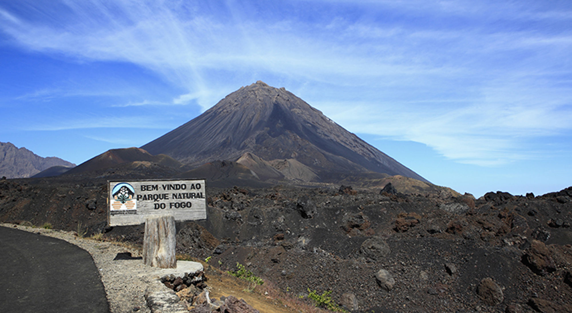 Vulkaan Pico do Fogo bij Parque Natural do Fogo op Kaapverdië, met welkomstbord langs de weg.