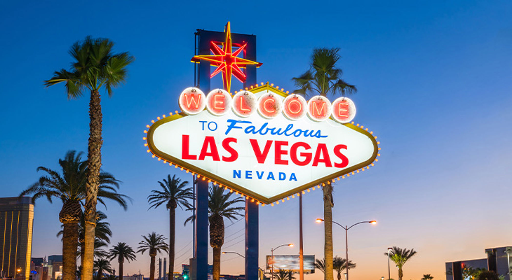 Las Vegas Welkom in Las Vegas-bord bij zonsondergang met palmbomen, Nevada.
