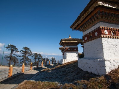 Traditionele Bhutanese chorten langs de bergweg met uitzicht op de Himalaya tijdens de route Sikkim en Bhutan.