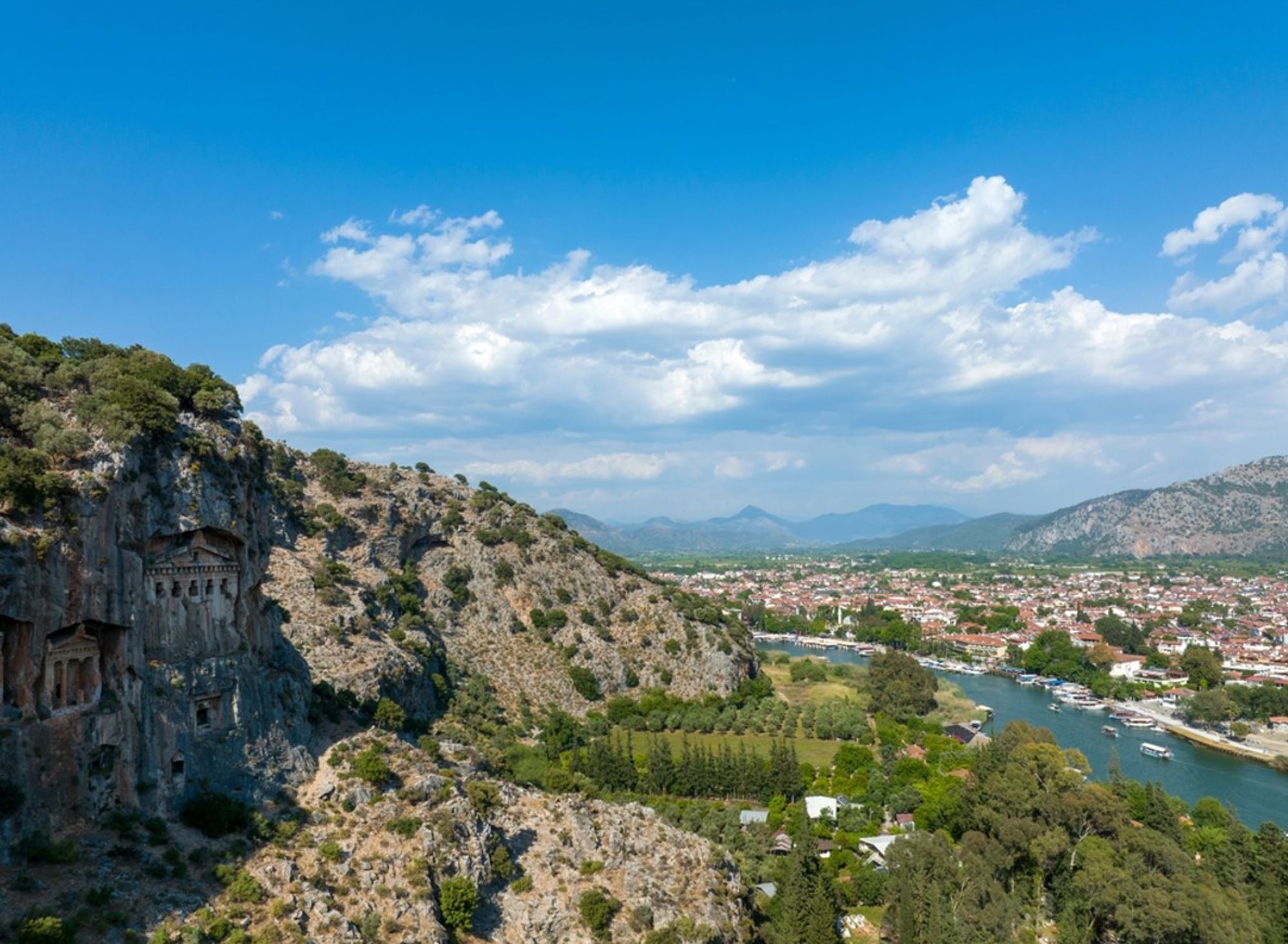 Rotsgraven van Dalyan met uitzicht op de Dalyan-rivier en de stad, Turkije.