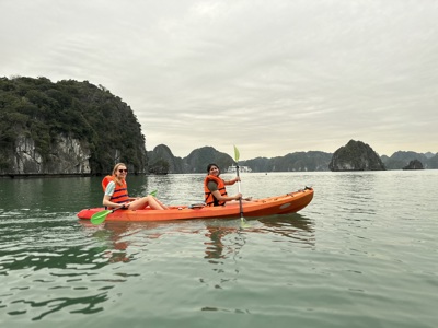 Kajakken tussen kalkstenen rotsen in Halong Bay tijdens 22-35ers reis Vietnam.