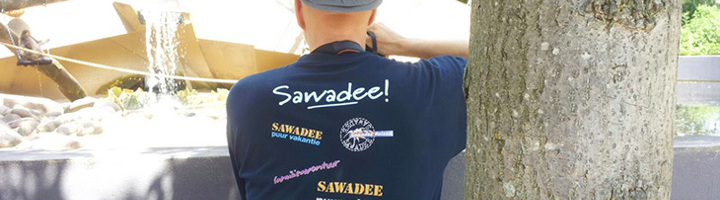 Reiziger met Sawadee-shirt fotografeert bij een fontein in Noord-Peru.