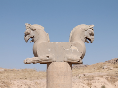 Dubbelkoppig griffioenbeeld bij Persepolis op de Route Iran, 14 dagen.