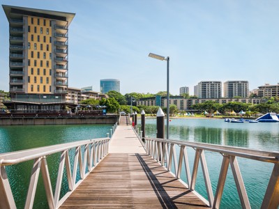 Steiger aan de waterkant in Darwin met moderne gebouwen op de achtergrond, West-Australië route 25 dagen.