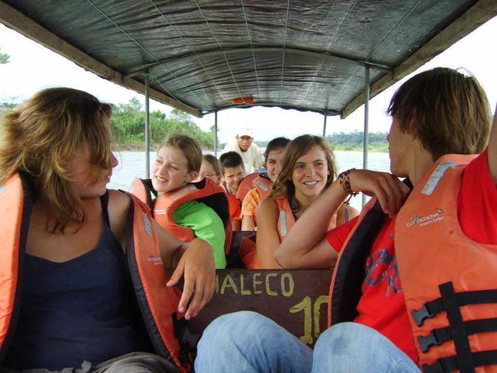 Gezin met kinderen in reddingsvesten op een boottocht tijdens familiereis Ecuador en Galapagos.