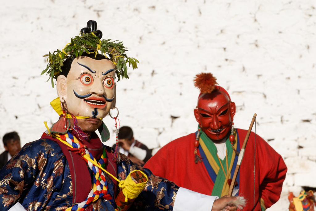 Gemaskerde dansers tijdens een traditioneel festival in Bhutan, onderdeel van de groepsrondreis Sikkim en Bhutan.