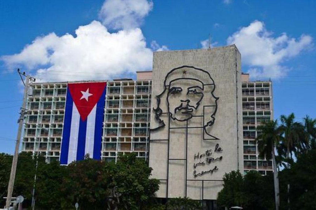Muurschildering van Che Guevara op Plaza de la Revolución in Havana tijdens familiereis Cuba Hoogtepunten.
