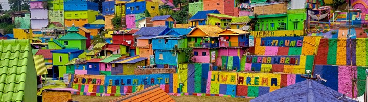 Kleurrijke huizen in Kampung Warna-Warni, Malang, Indonesië.