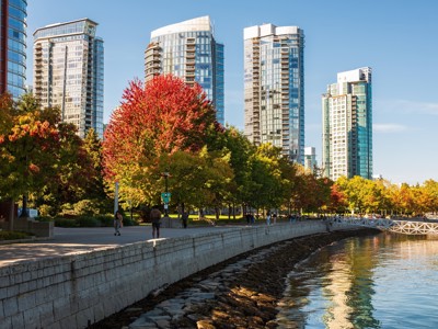 Skyline van Vancouver aan het water met promenade en herfstkleuren tijdens Route Canada.
