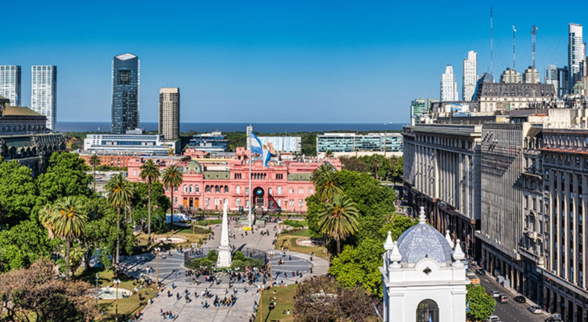 Plaza de Mayo Buenos Aires Plaza de Mayo met Casa Rosada en Argentijnse vlag in Buenos Aires.