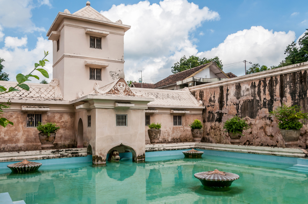 Waterpaleis Taman Sari in Yogyakarta met turquoise bassin en witte toren, tijdens familiereis Java en Bali.
