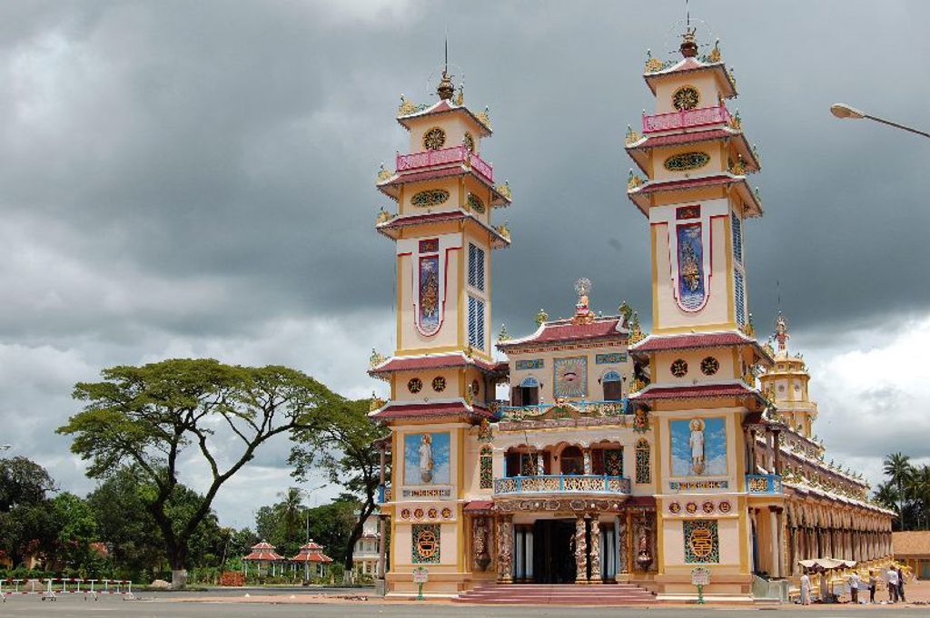 Cao Dai-tempel met twee torens in Vietnam, bezocht tijdens een familiereis.