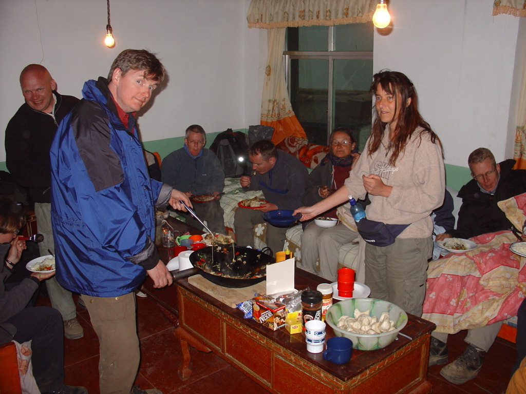Reisgroep eet samen in een guesthouse tijdens groepsrondreis Tibet en Nepal.