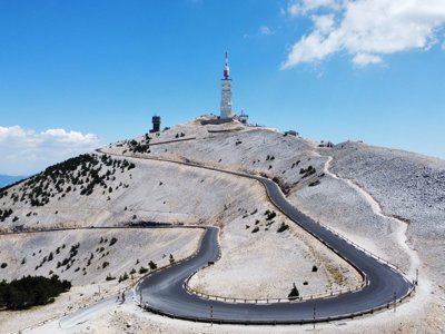 Fietser op landweg tussen lavendelvelden in de Provence tijdens een 8-daagse fietsvakantie.