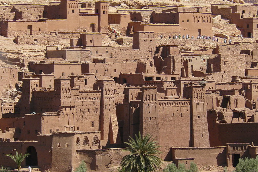 Kasbah Aït Ben Haddou in Marokko, lemen vestingstad met palmbomen tijdens de familiereis in de zomer.