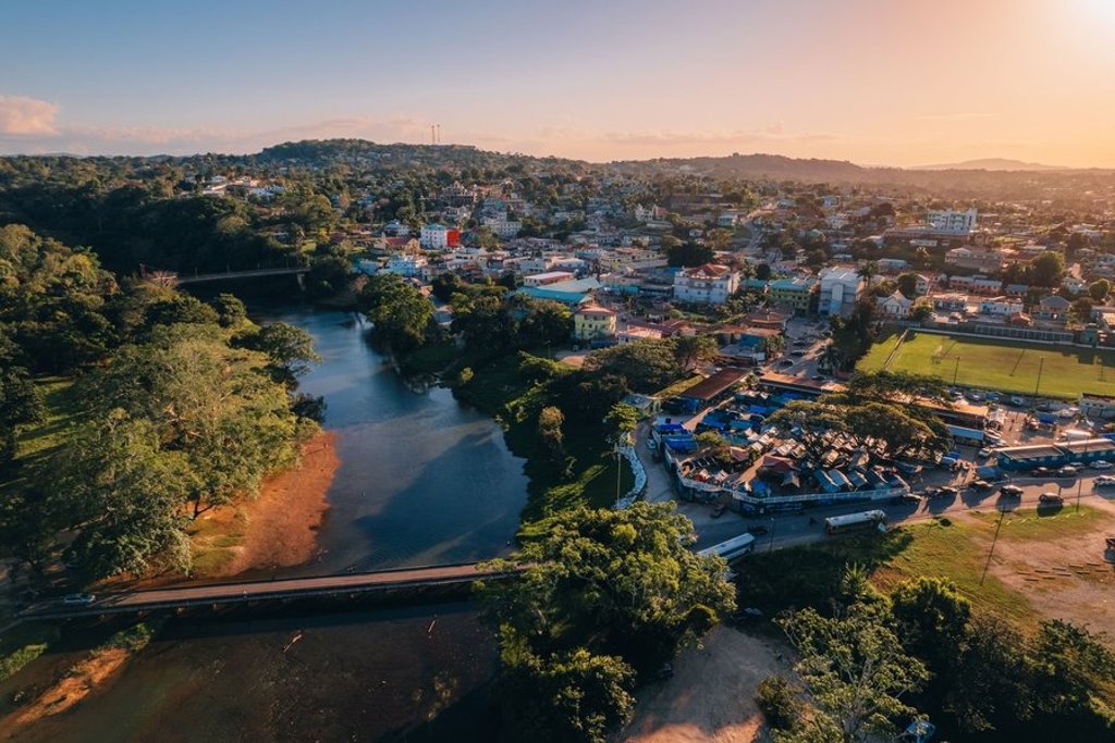 Uitzicht over het Atitlánmeer met bergen en vulkanen in Guatemala, tijdens een familiereis Guatemala en Belize.