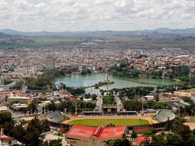 Panorama van Antananarivo met het Anosy-meer en stadion, Madagascar.
