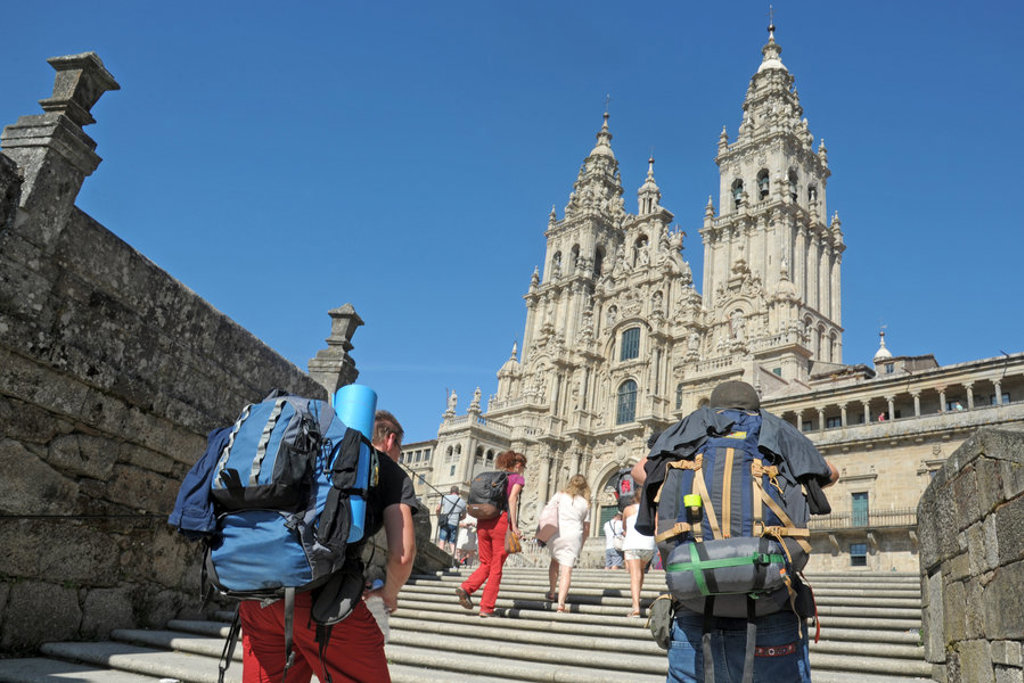 Rugzakkers lopen de trap op naar de kathedraal van Santiago de Compostela tijdens familiereis Spanje & Portugal.
