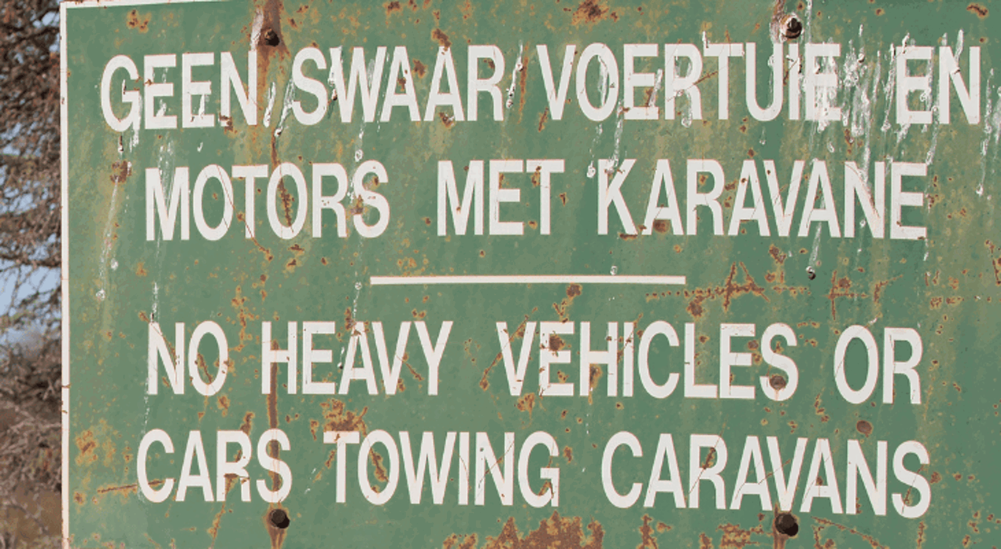 Zuid-Afrikaanse taal Verkeersbord met tekst: geen zwaar voertuig en geen auto’s met caravan toegestaan.