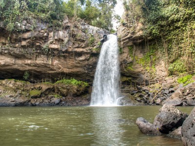 Waterval die in een natuurlijke poel stort tussen rotswanden en groen, tijdens Route Nicaragua 23 dagen.