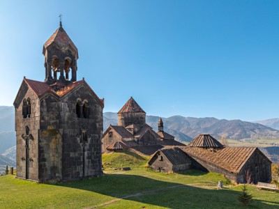 Kloostercomplex Haghpat in Armenië met berglandschap op de achtergrond.