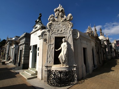 Sierlijk mausoleum met beeld in de Recoleta-begraafplaats in Buenos Aires, startpunt van de route rondreis Antarctica.