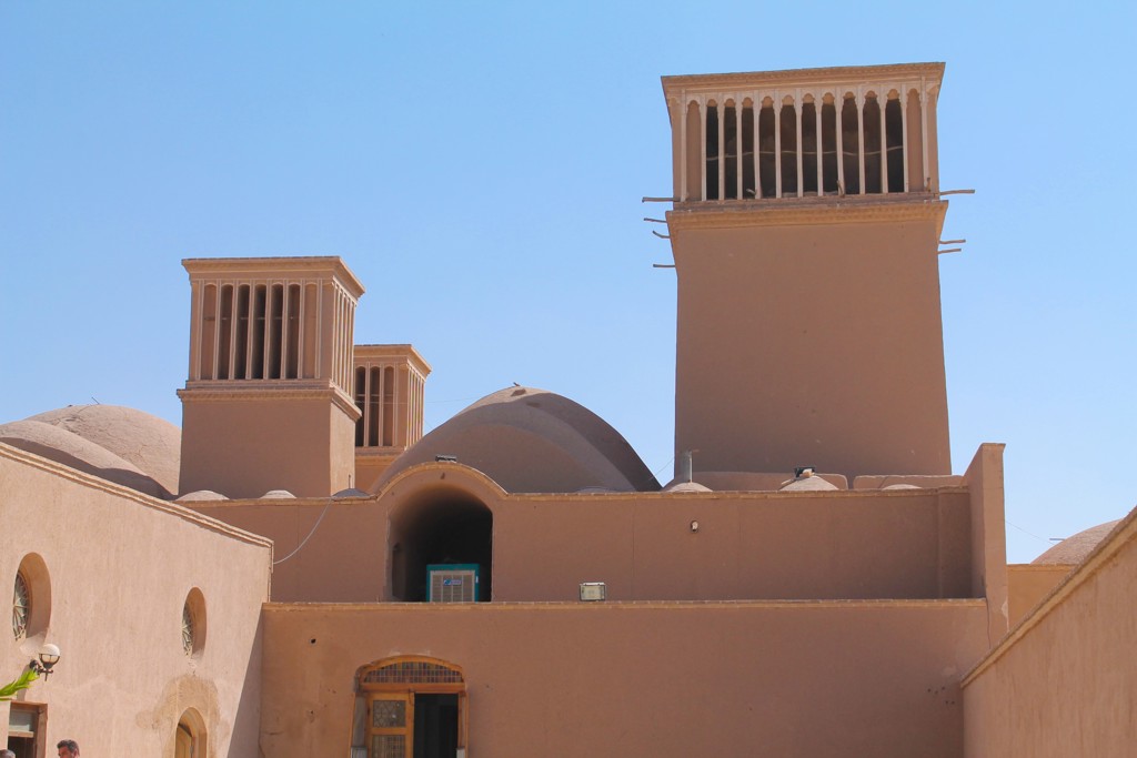 Windtorens en koepeldak van een traditioneel lemen gebouw in Iran tijdens een rondreis.