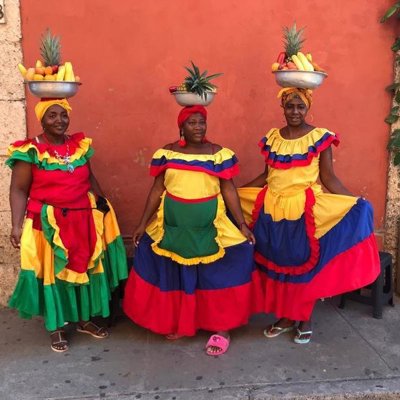 Colombiaanse koffiebonen drogen op een patio tijdens een groepsrondreis door Colombia.