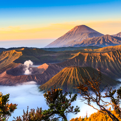 Zonsopkomst bij de Bromo-vulkaan op Java, met rokerende krater en berglandschap in het ochtendlicht.