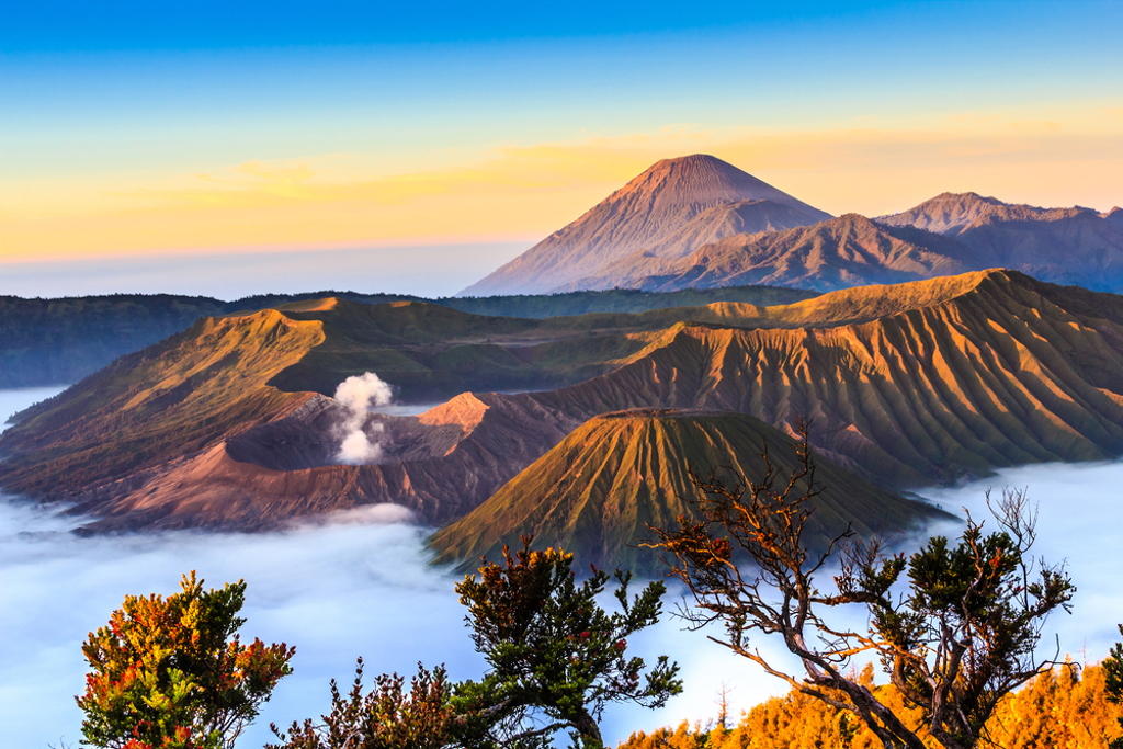 Zonsopkomst bij de Bromo-vulkaan op Java, met rokerende krater en berglandschap in het ochtendlicht.