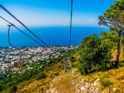 Stoeltjeslift met uitzicht op de Amalfikust en de Tyrreense Zee in Italië.