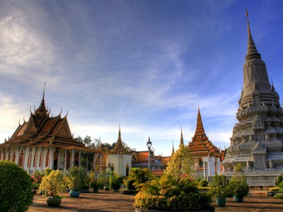Koninklijk Paleis in Phnom Penh met tempelgebouwen en stupa’s onder een blauwe lucht.