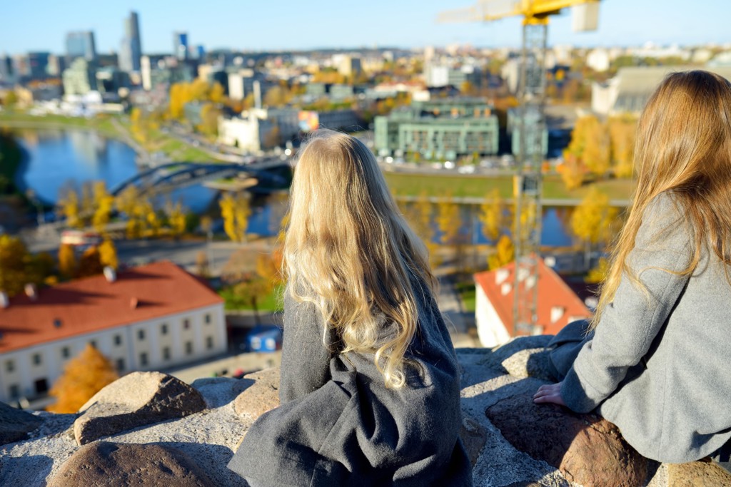 Kinderen kijken uit over de skyline van Tallinn tijdens familiereis Polen en Baltische Staten.