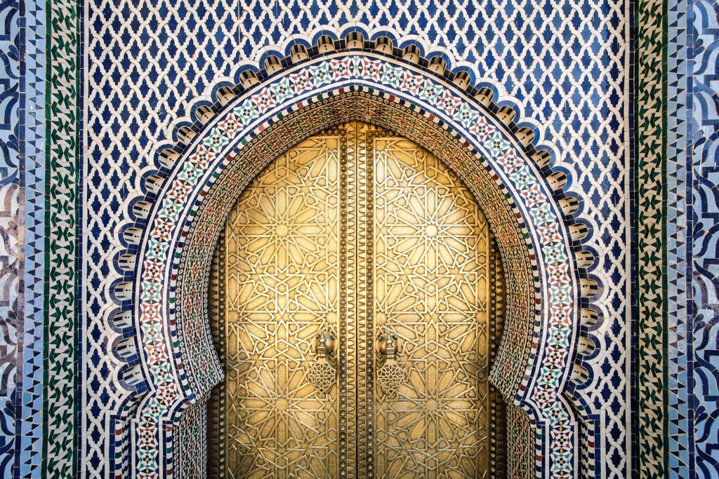 Gouden mozaïekdeur met Moorse boog en kleurrijke tegels tijdens rondreis Andalusië.