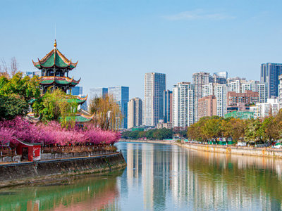 Traditionele pagode aan rivier met moderne skyline van Chengdu, China.
