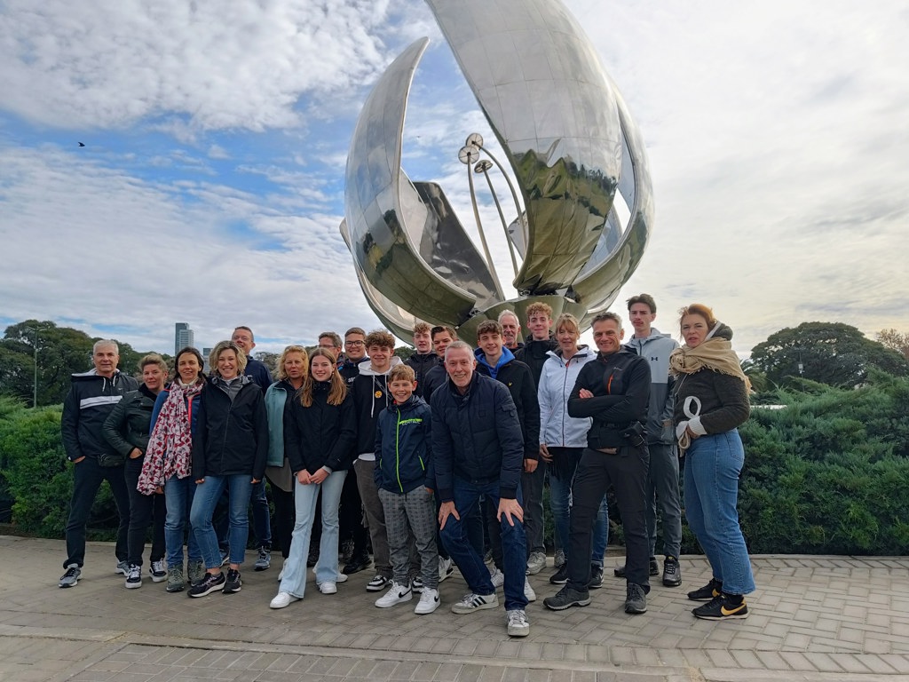 Reisgroep bij de Floralis Genérica in Buenos Aires tijdens de familiereis Argentinië en Brazilië.