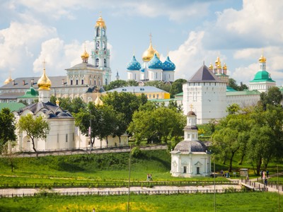 Uitzicht op het kloostercomplex van Sergiev Posad met blauw-gouden koepels, tijdens de 14-daagse Ruslandreis.
