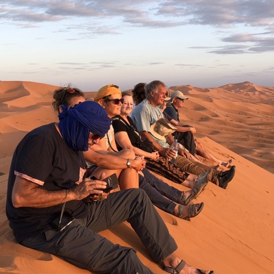 Karavaan kamelen in de Sahara tijdens groepsrondreis Marokko Hoogtepunten met Sawadee.