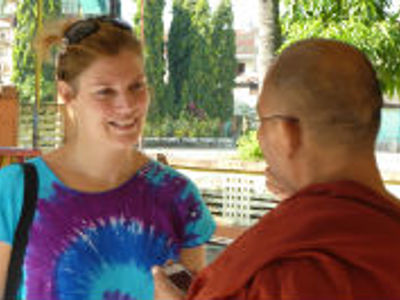 Reiziger in gesprek met een boeddhistische monnik tijdens de Myanmar-rondreis.