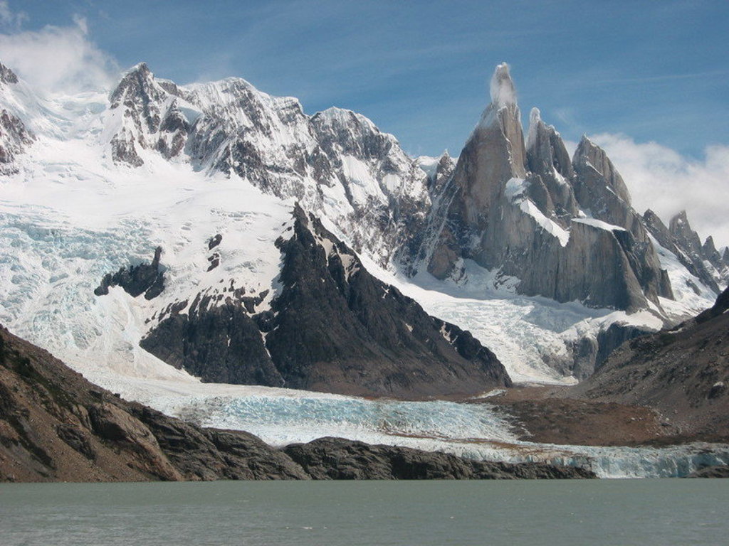 Gletsjer en bergtoppen in Patagonië tijdens een groepsrondreis door Argentinië.