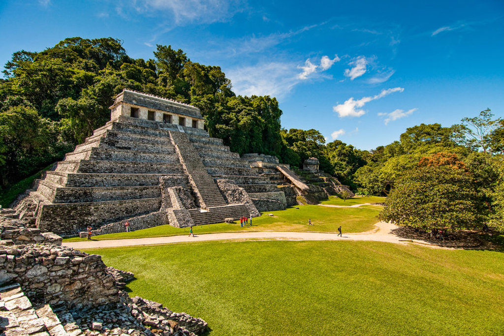 Maya-tempel tussen het groen van de jungle in Mexico, gezien tijdens een familiereis.