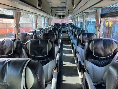 Interieur van een minivan/bus in Thailand met comfortabele stoelen en gangpad.