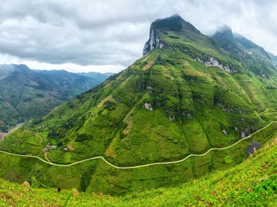 Groene berglandschappen met slingerende weg in Noord-Vietnam tijdens de Route China & Vietnam, 20 dagen.