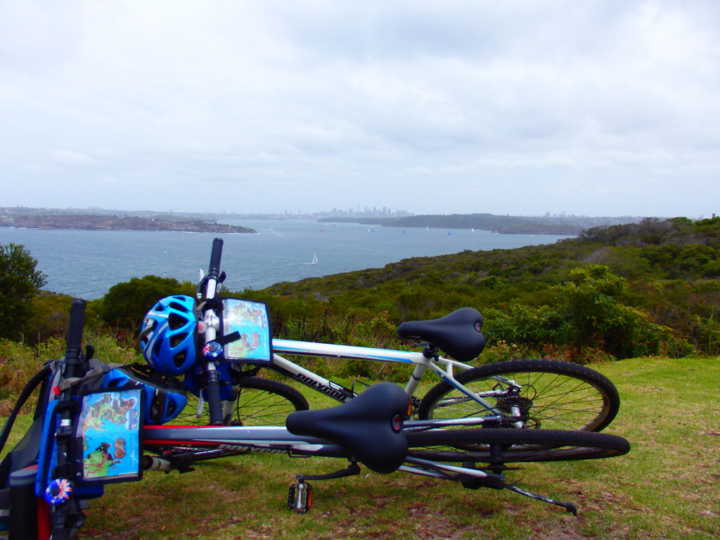 Fietsen met uitzicht op Sydney Harbour tijdens een groepsrondreis Australië van Sydney naar Darwin.